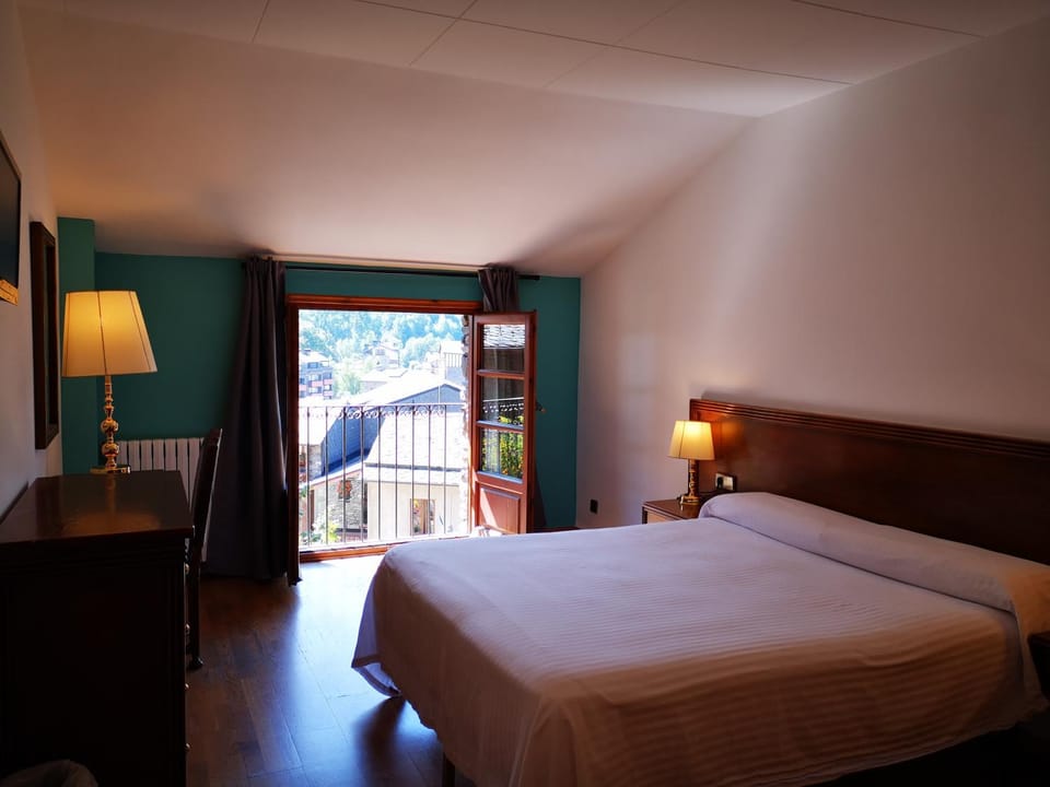 Bed, Bathroom, Photo of the whole room, Bedroom