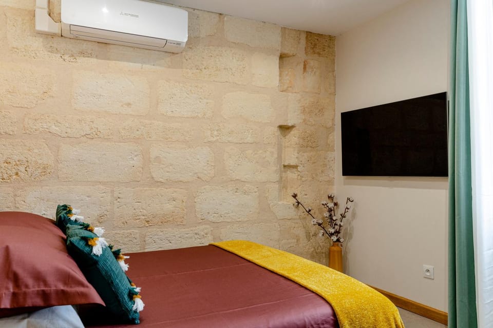 Bed, TV and multimedia, Photo of the whole room, Bedroom