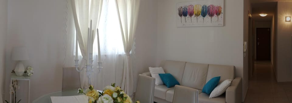 Communal lounge/ TV room, People, Activities, Balcony/Terrace, Food and drinks, Business facilities, Decorative detail, Evening entertainment, Communal kitchen, Text overlay, Entertainment