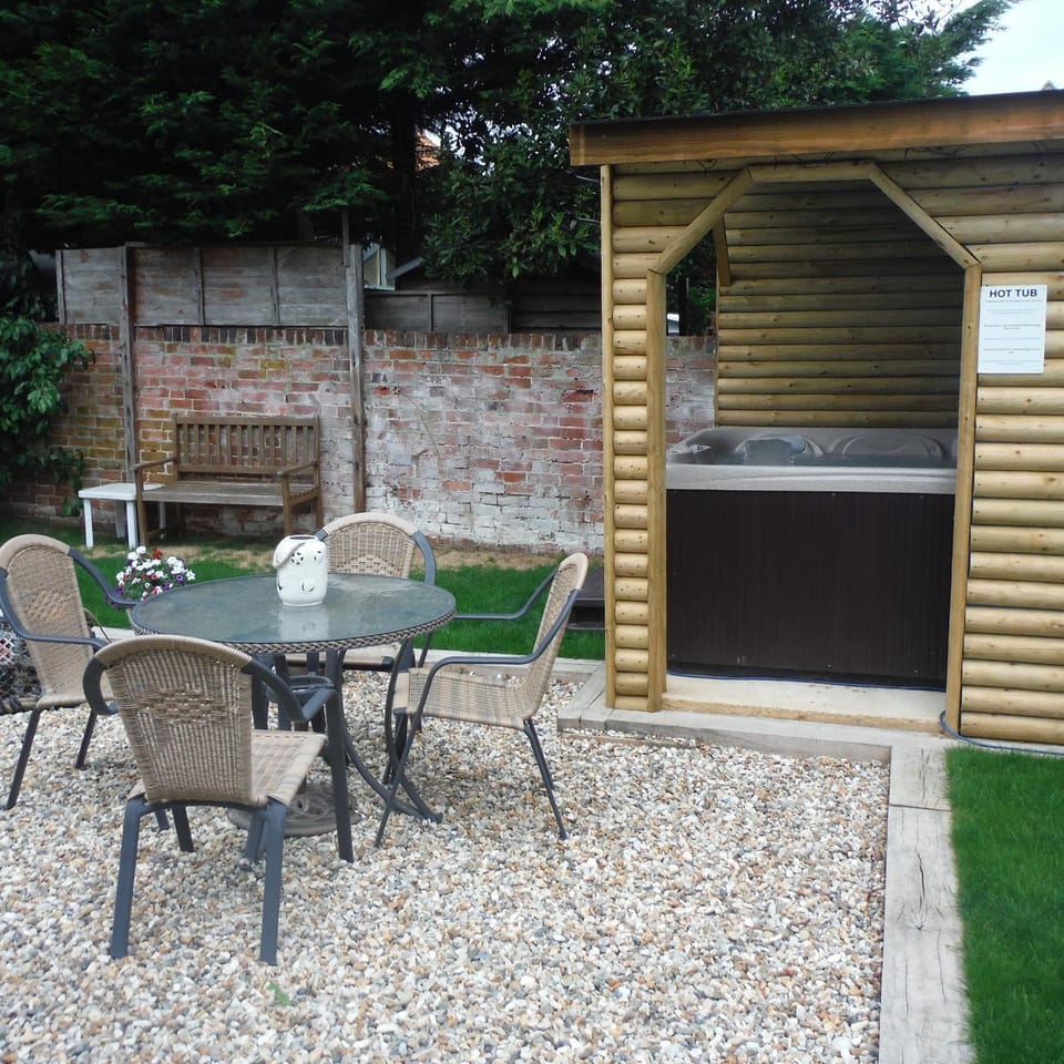 Garden, Hot Tub