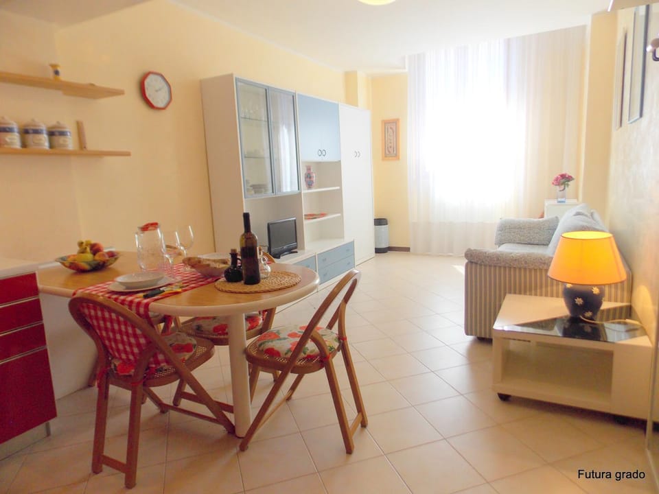 Kitchen or kitchenette, Living room, Seating area, Dining area