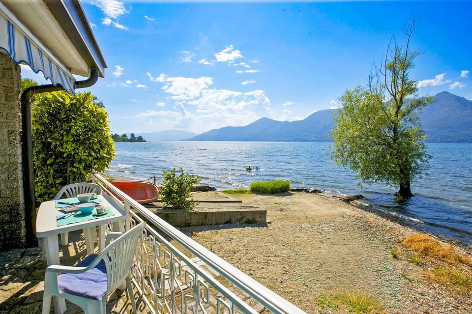 Balcony/Terrace, Lake view, Mountain view