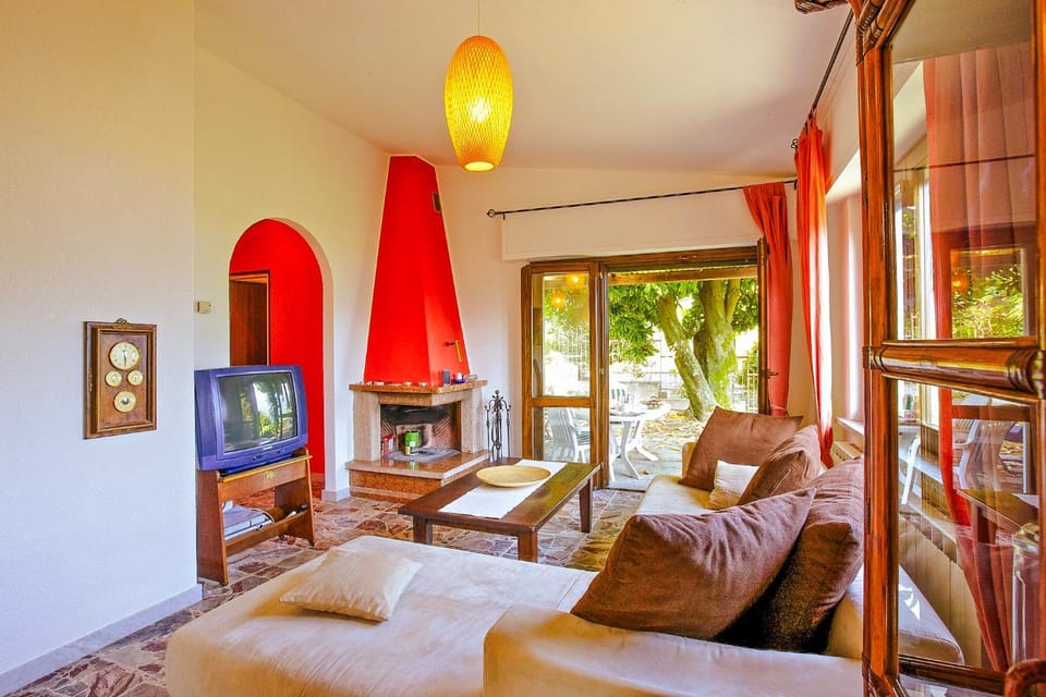 TV and multimedia, Living room, Seating area, fireplace