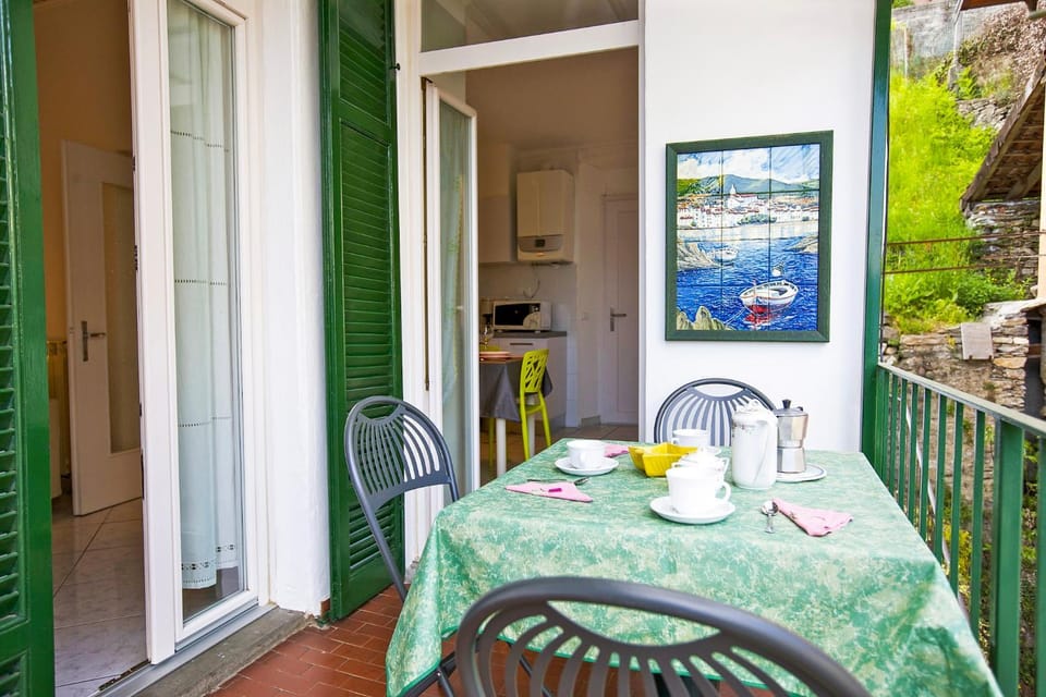 Facade/entrance, Balcony/Terrace