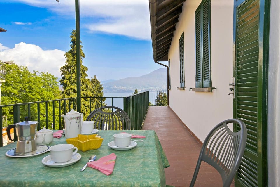 Facade/entrance, Balcony/Terrace, Lake view, Mountain view