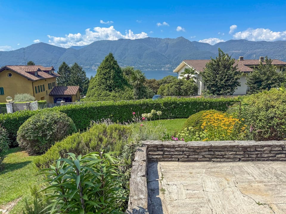 Balcony/Terrace, Garden view, Lake view, Mountain view