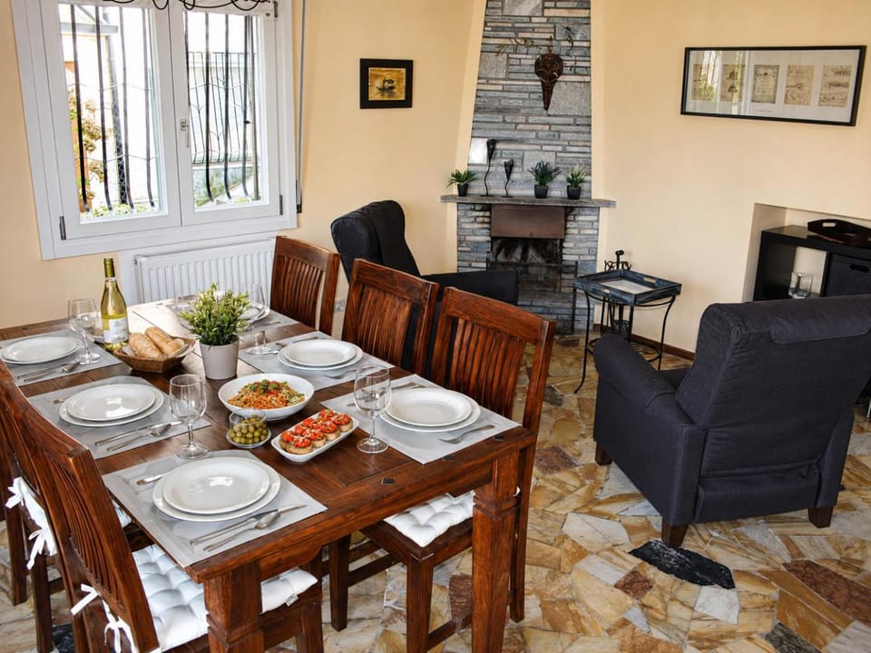 Living room, Dining area, fireplace