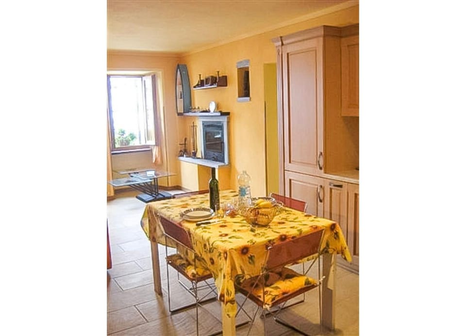 Dining area, fireplace