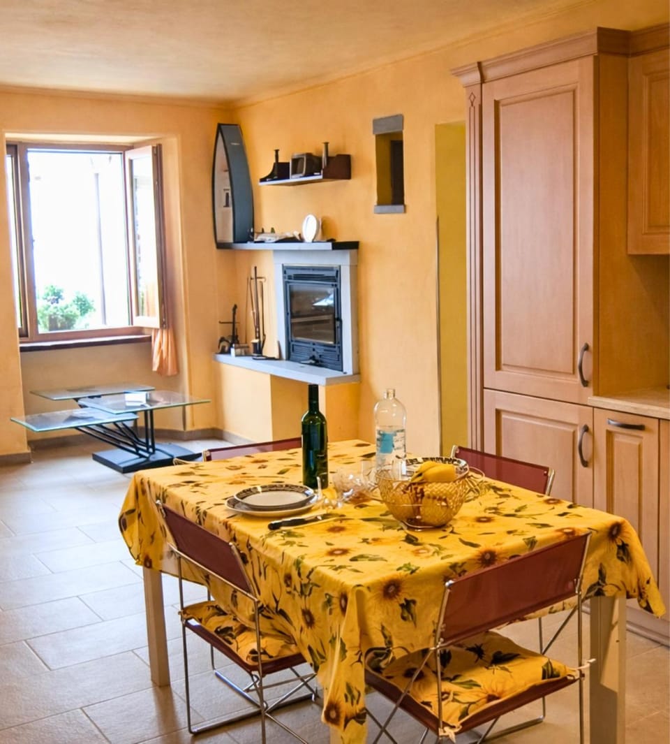 Dining area, fireplace