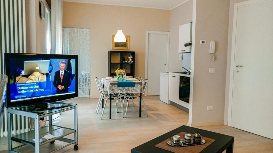 TV and multimedia, Living room, Dining area