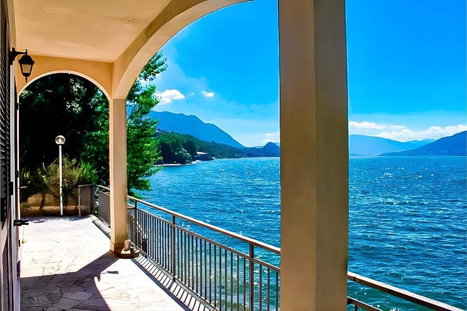 Balcony/Terrace, Lake view, Mountain view