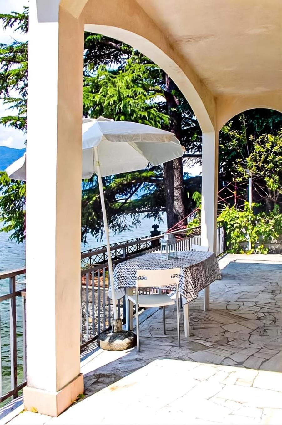 Balcony/Terrace, Lake view, Mountain view