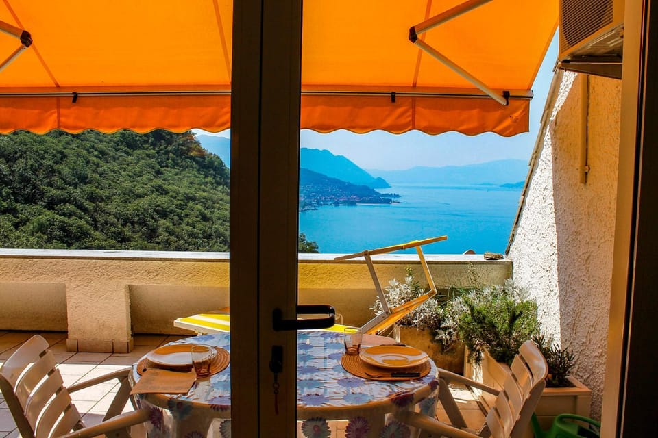 Balcony/Terrace, Lake view, Mountain view