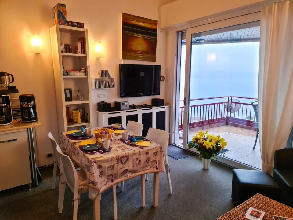 TV and multimedia, Balcony/Terrace, Living room, Dining area