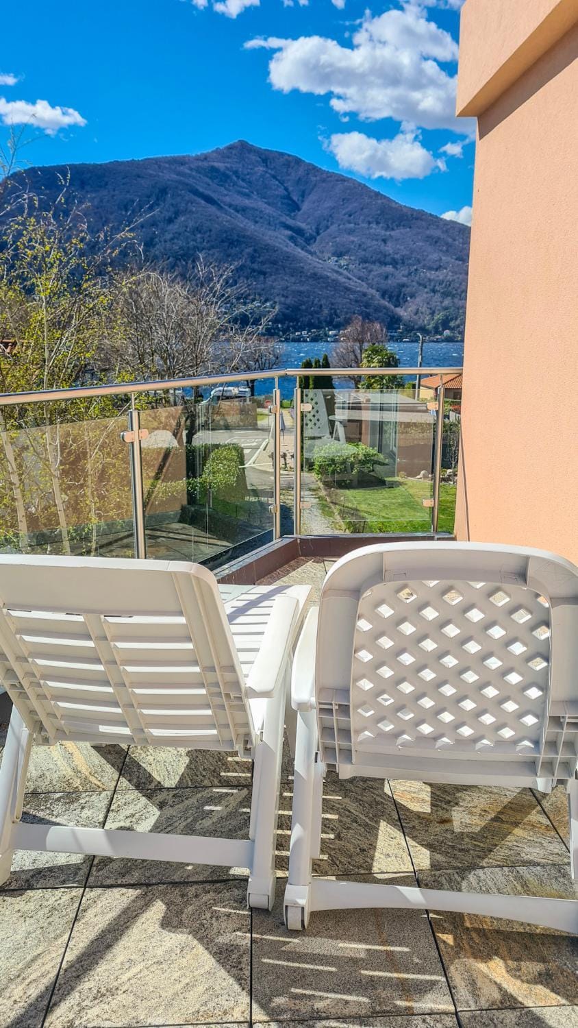Balcony/Terrace, Lake view, Mountain view