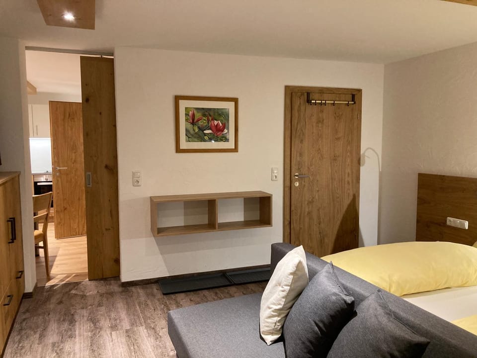 Bed, TV and multimedia, Bedroom
