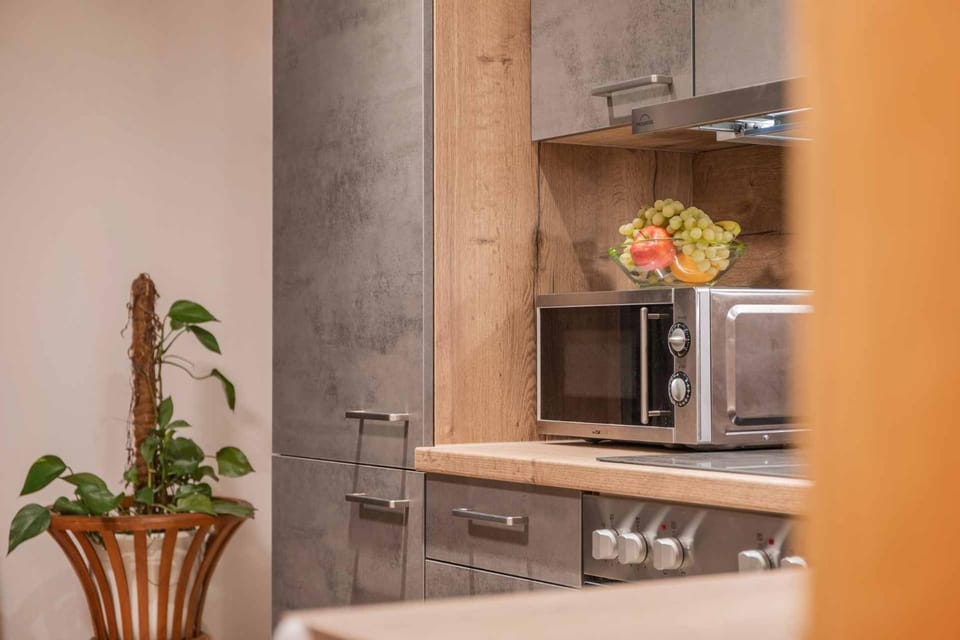 Kitchen or kitchenette, minibar