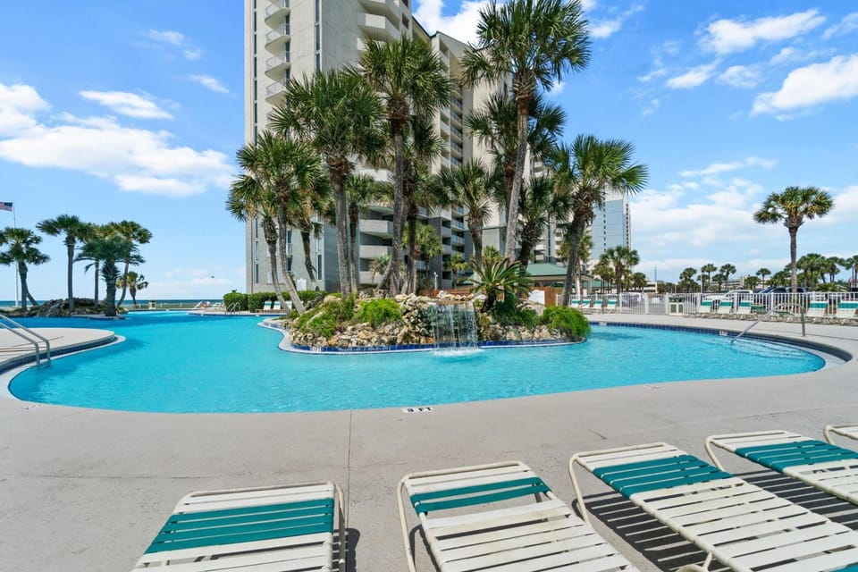 Property building, Day, Pool view, Swimming pool, sunbed