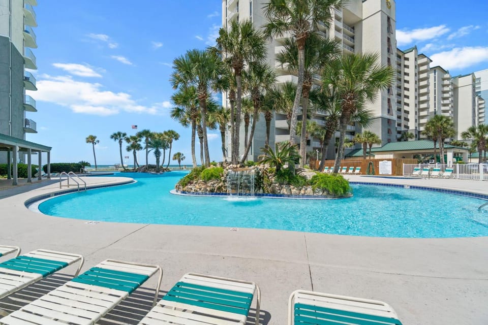 Property building, Day, Balcony/Terrace, Pool view, Swimming pool, sunbed