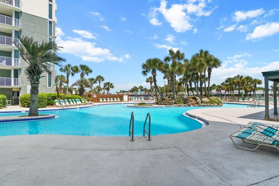 Property building, Day, Natural landscape, Balcony/Terrace, Pool view, Swimming pool