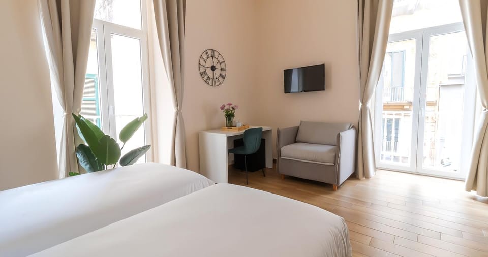 Bed, TV and multimedia, Photo of the whole room, Seating area, Bedroom