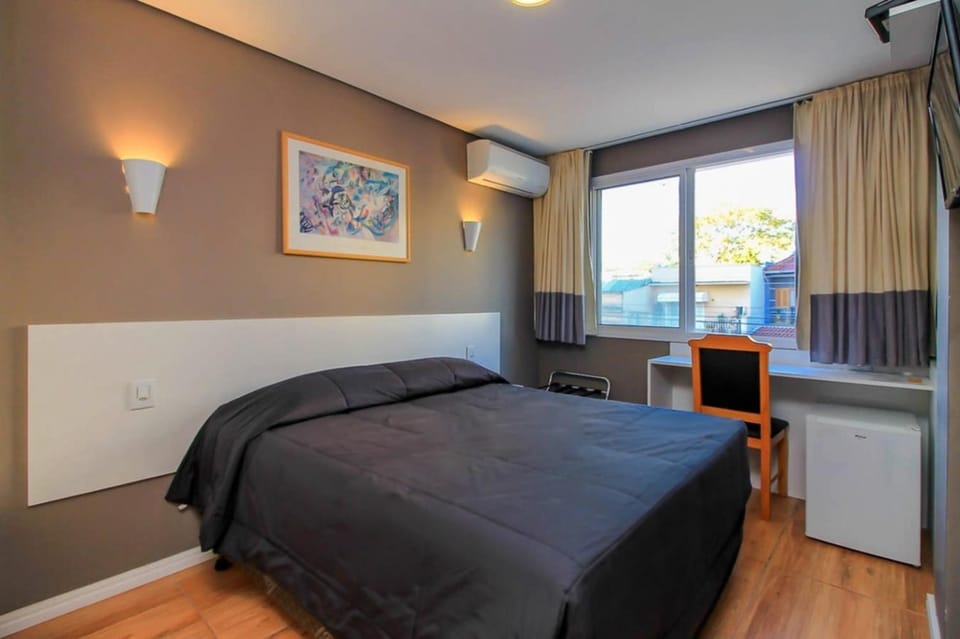 Bed, TV and multimedia, View (from property/room), Photo of the whole room, Bedroom, minibar, air conditioner