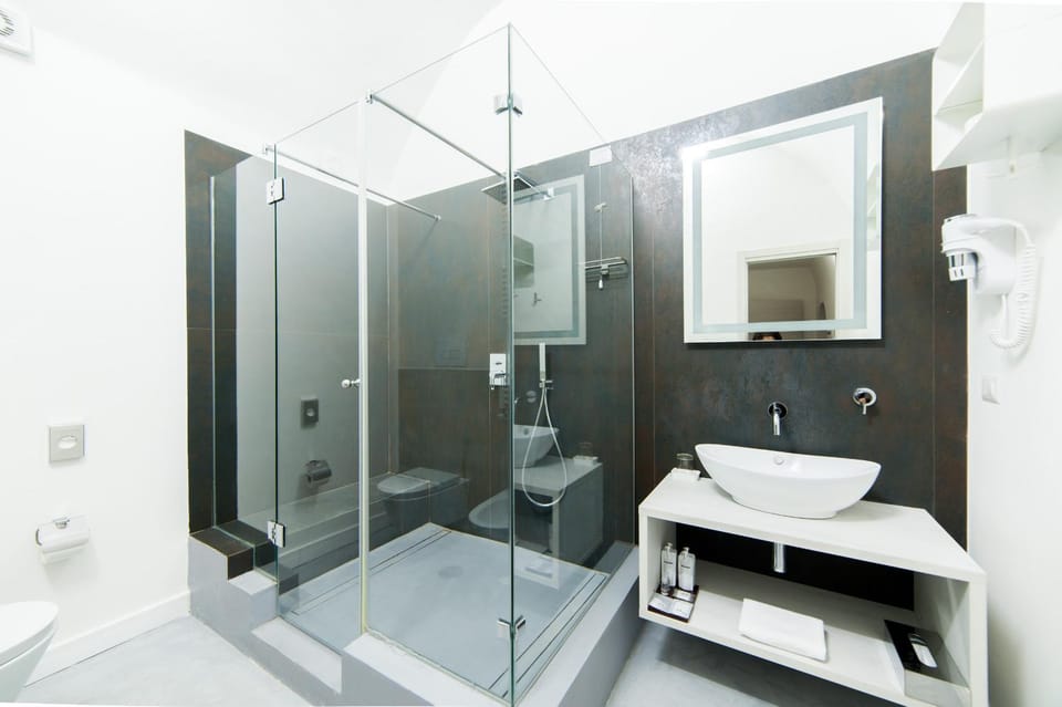 Shower, Toilet, Bathroom, towels