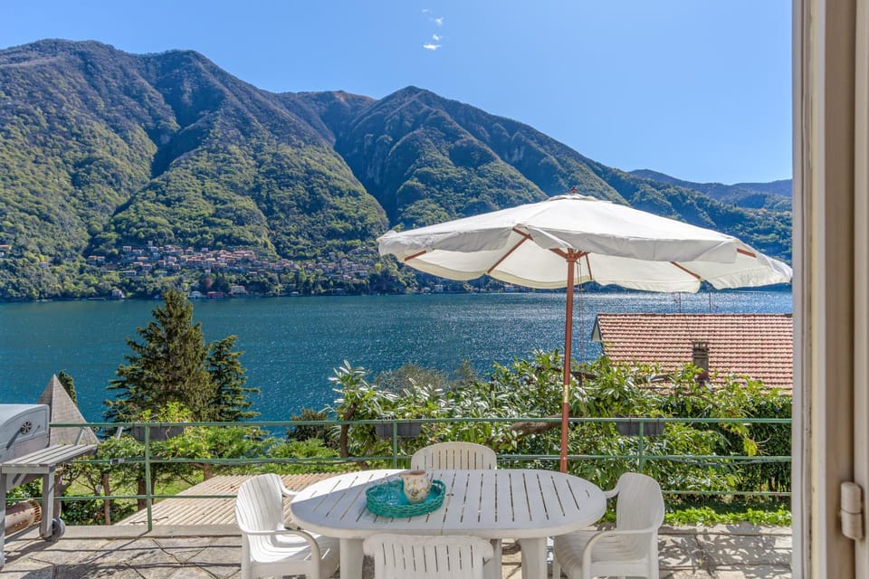 Casa Bambu - splendida vista lago e posto auto House in Laglio