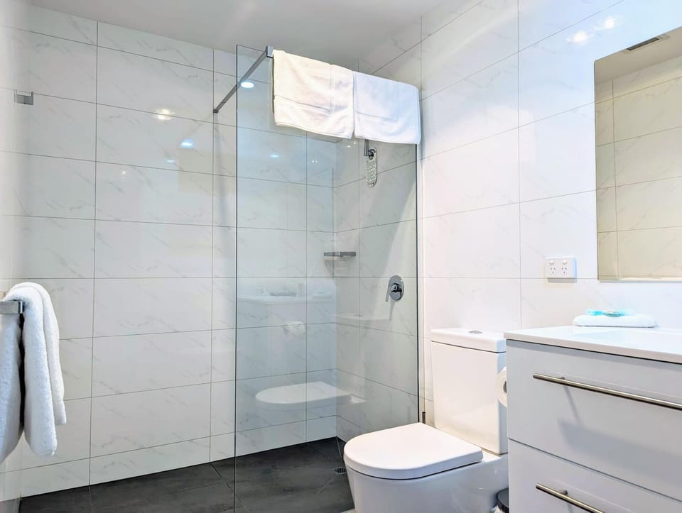 Shower, Toilet, Bathroom, towels