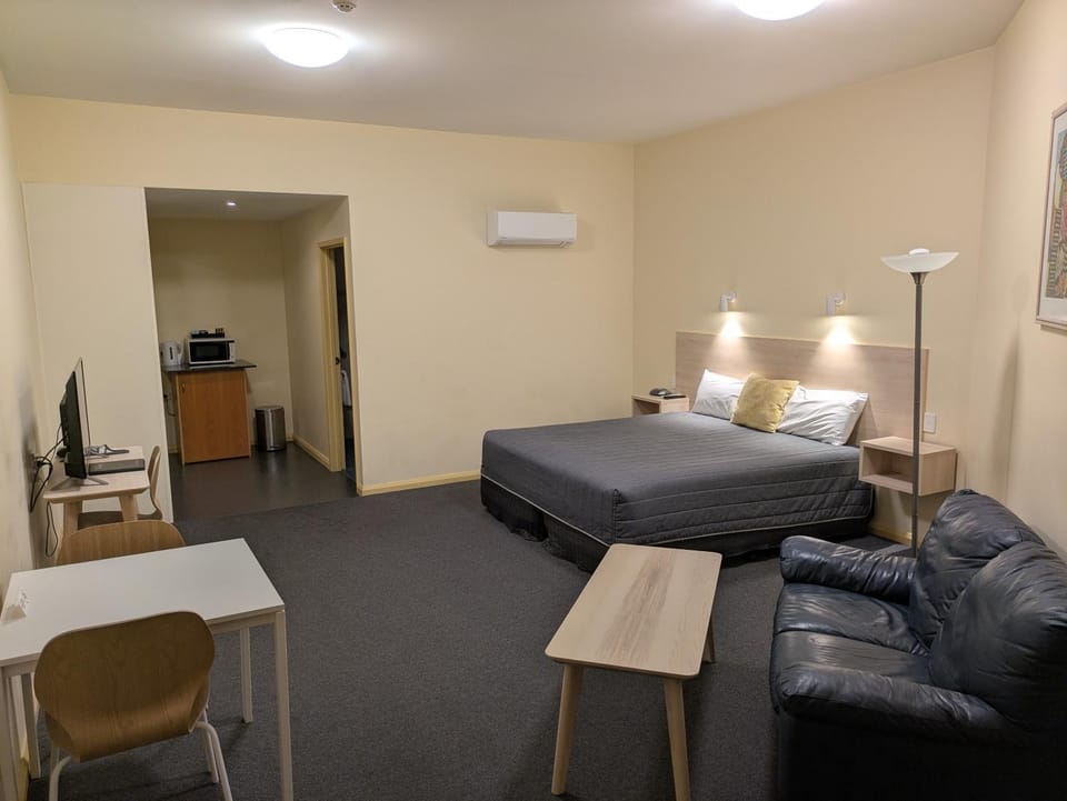 Bed, TV and multimedia, Living room, Photo of the whole room, Seating area, Bedroom, air conditioner