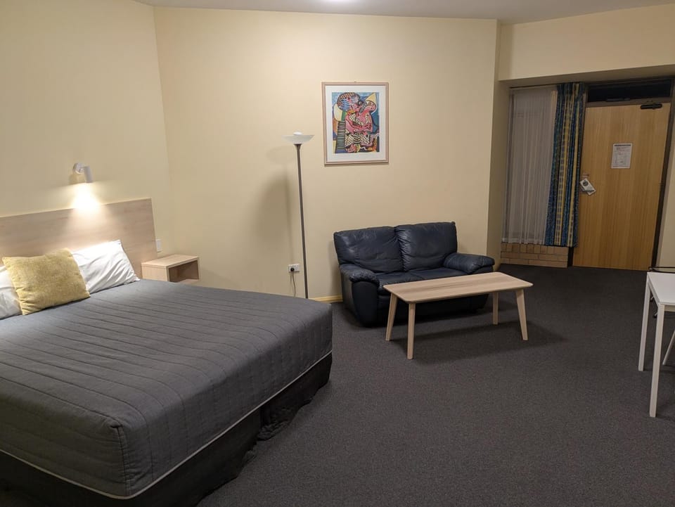 Bed, Living room, Photo of the whole room, Seating area, Bedroom