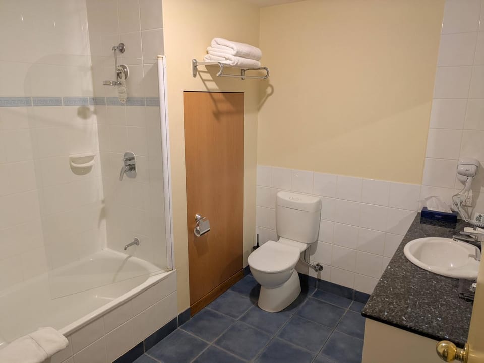 Shower, Toilet, Bathroom, Bath, towels