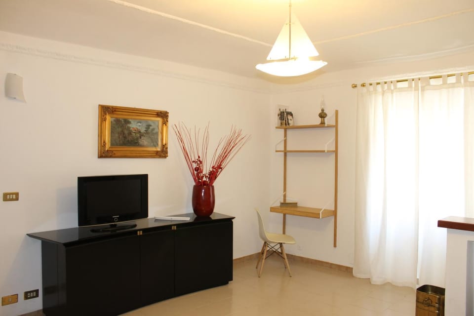 Communal lounge/ TV room, TV and multimedia, Living room, Seating area, Evening entertainment