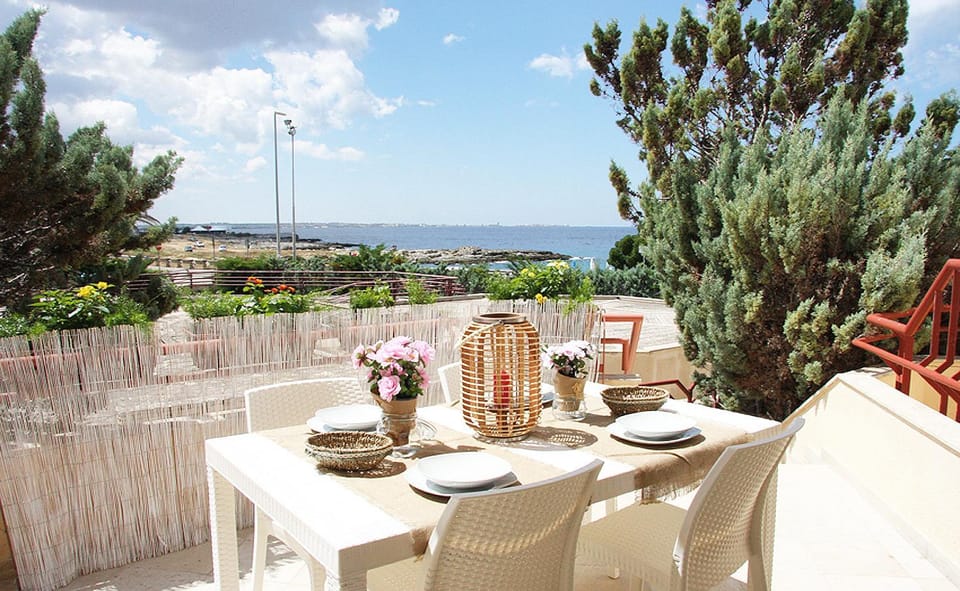 Patio, Garden, Balcony/Terrace, Living room, Other, Dining area, On site, Area and facilities, Location