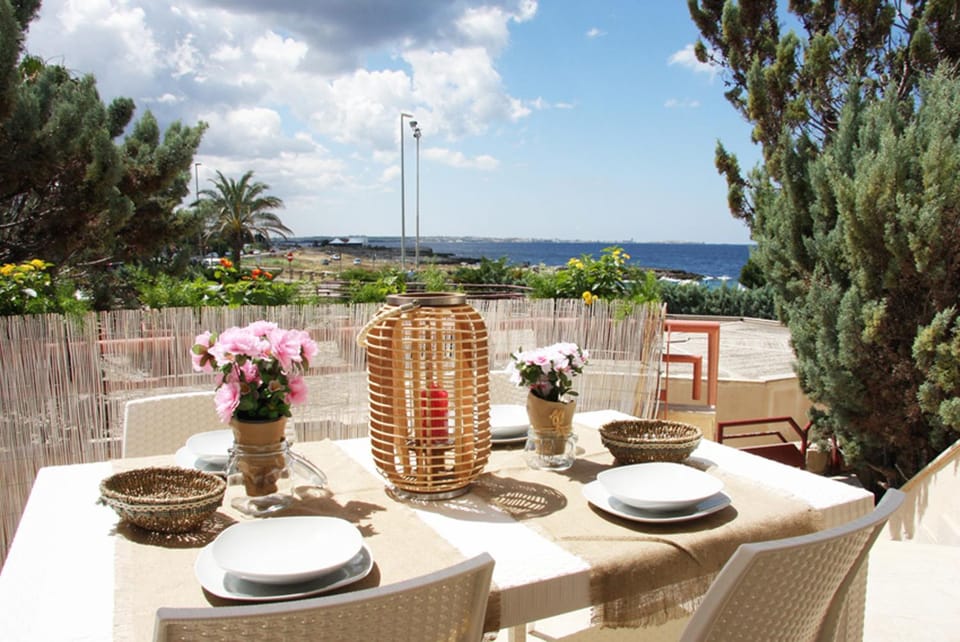 Patio, Balcony/Terrace, Living room, Seating area, Dining area, Sea view, Area and facilities