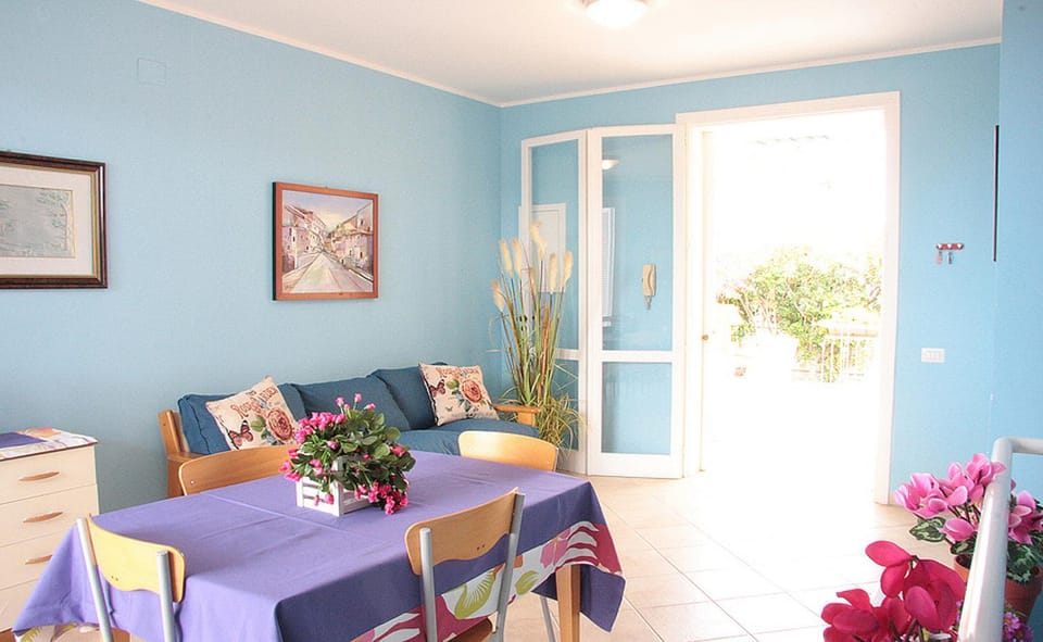 Living room, Lounge or bar, Seating area, Dining area