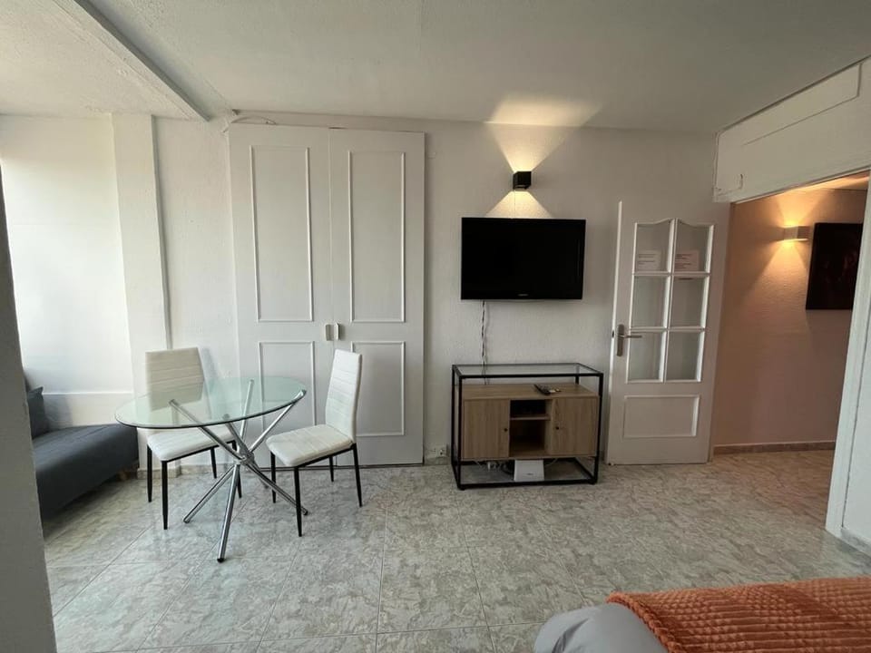 Communal lounge/ TV room, TV and multimedia, Dining area