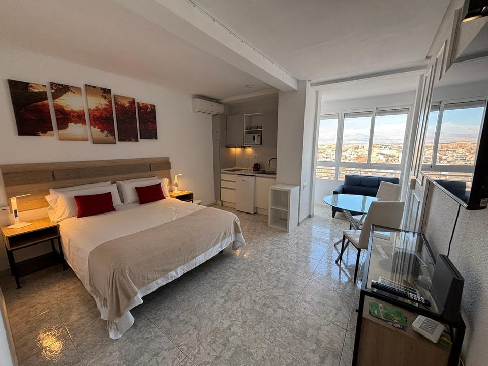 Bed, Kitchen or kitchenette, Photo of the whole room, Seating area, Dining area, Bedroom