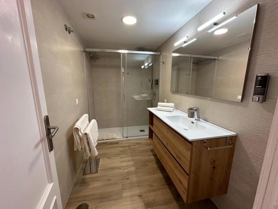 Shower, Bathroom, towels