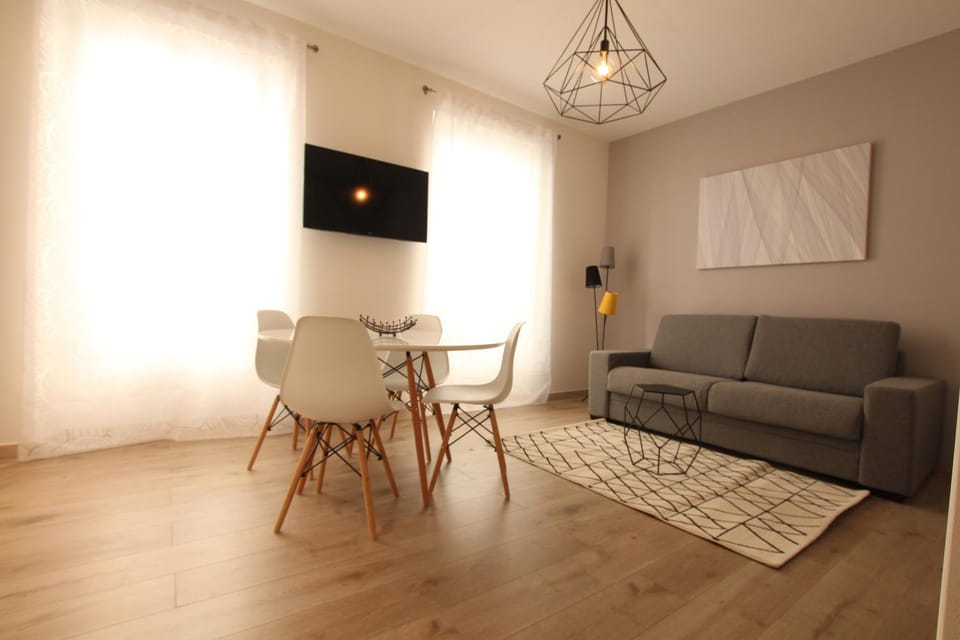 TV and multimedia, Living room, Seating area, Dining area