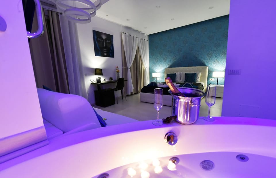 Bathroom, Bedroom, Alcoholic drinks
