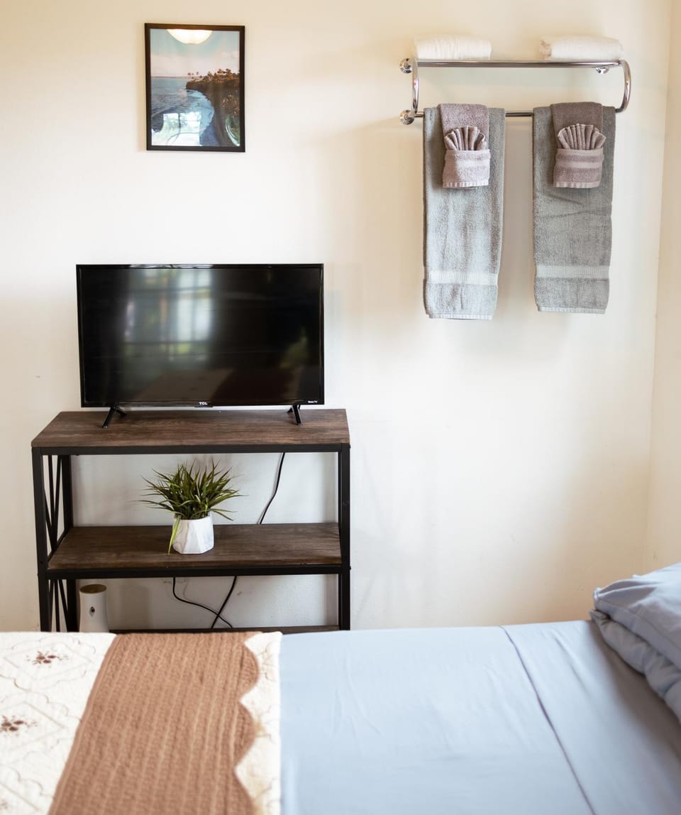 Bed, TV and multimedia, Bedroom