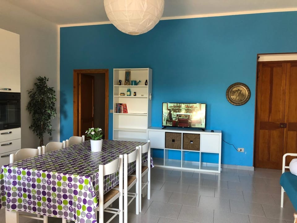 TV and multimedia, Coffee/tea facilities, View (from property/room), Living room, Seating area, Dining area, Garden view, Area and facilities, Inner courtyard view