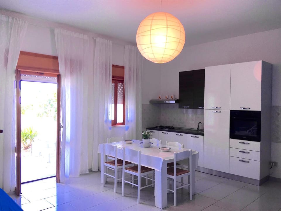 Coffee/tea facilities, Kitchen or kitchenette, Living room, Seating area, Dining area