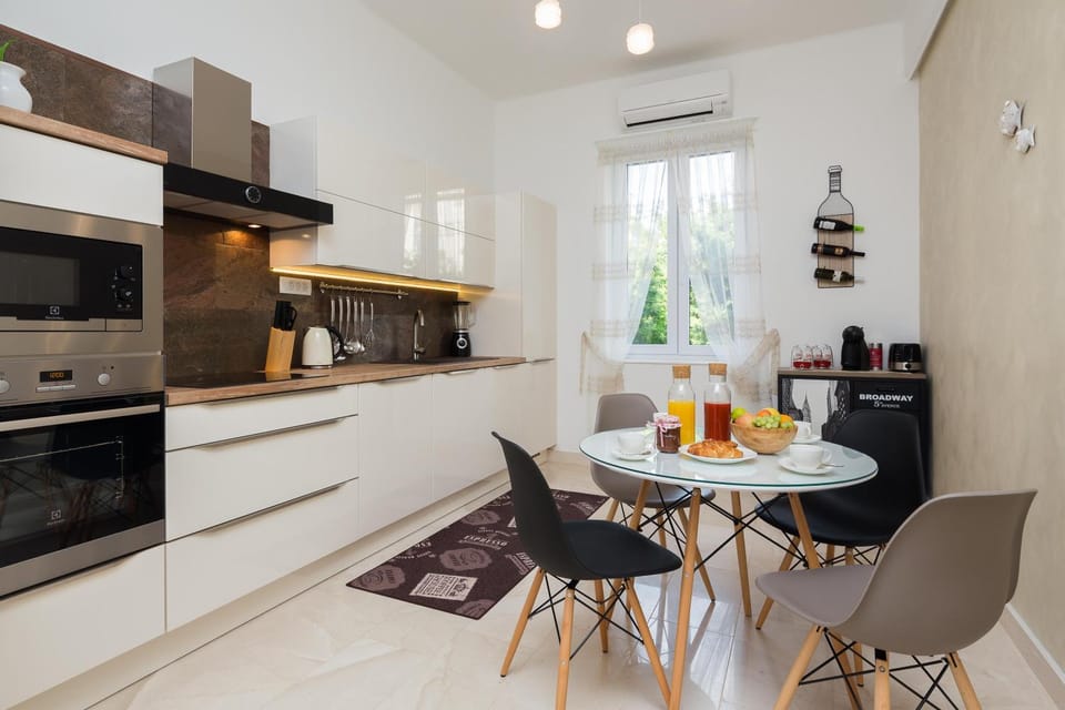 Kitchen or kitchenette, Dining area