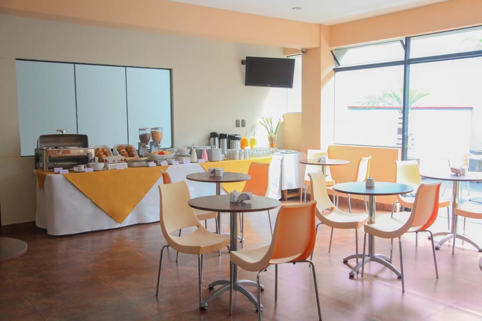 Restaurant/places to eat, Buffet breakfast