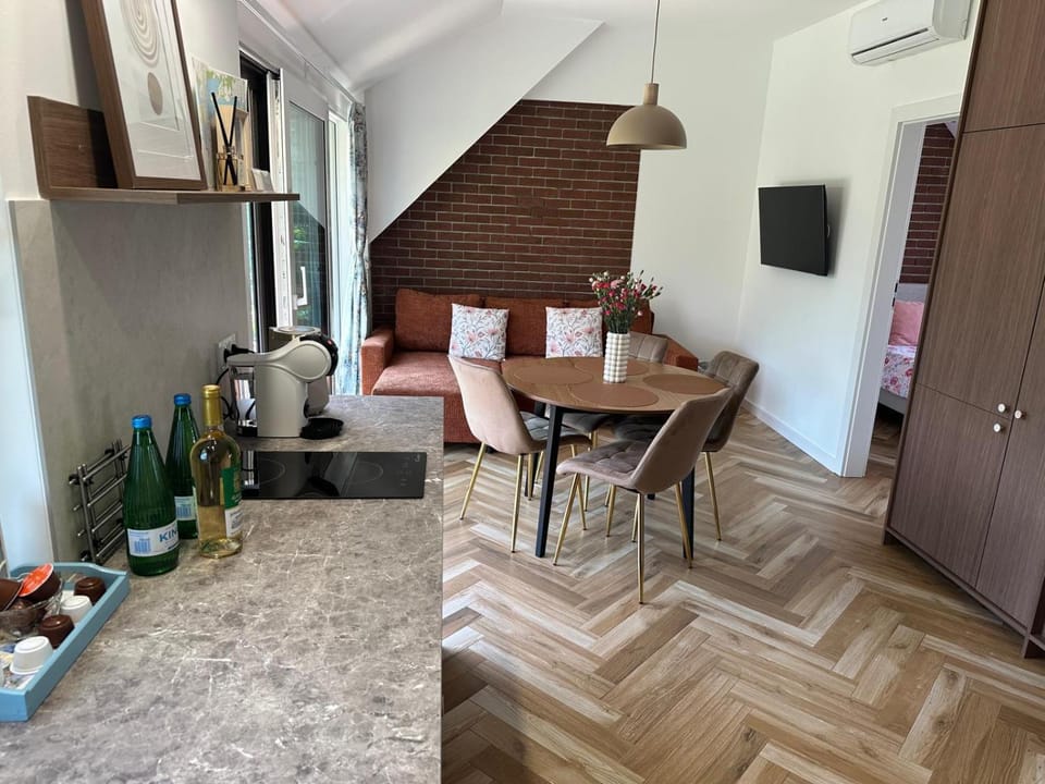Kitchen or kitchenette, Living room