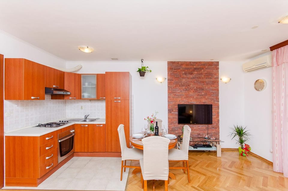 TV and multimedia, Kitchen or kitchenette, Living room, Seating area, Dining area