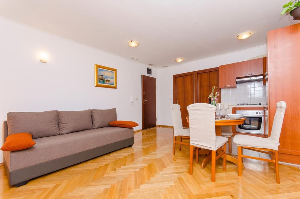 Kitchen or kitchenette, Seating area, Dining area