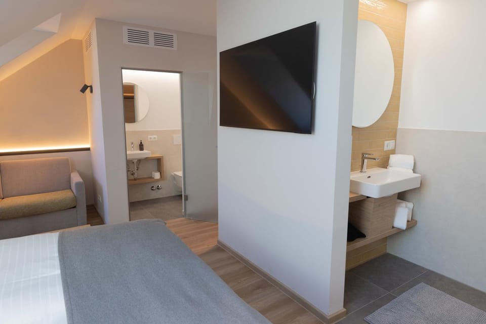 Bathroom, TV and multimedia